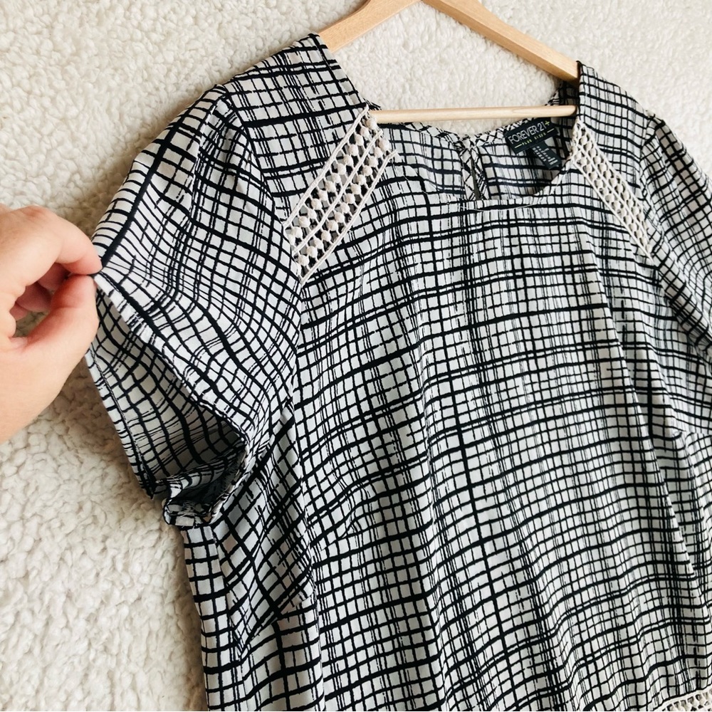 Forever 21 Women's black and white abstract plaid short sleeve cropped top, 1X - Picture 4 of 14